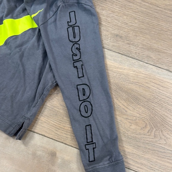 Nike Gray Tshirt Hoodie with Neon Yellow Logo Swoosh Youth Boys - Picture 4 of 7